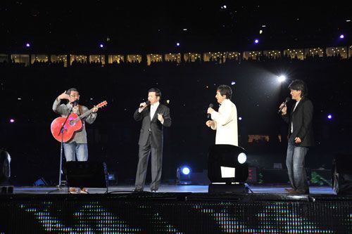 众多明星嘉宾助阵成龙演唱会